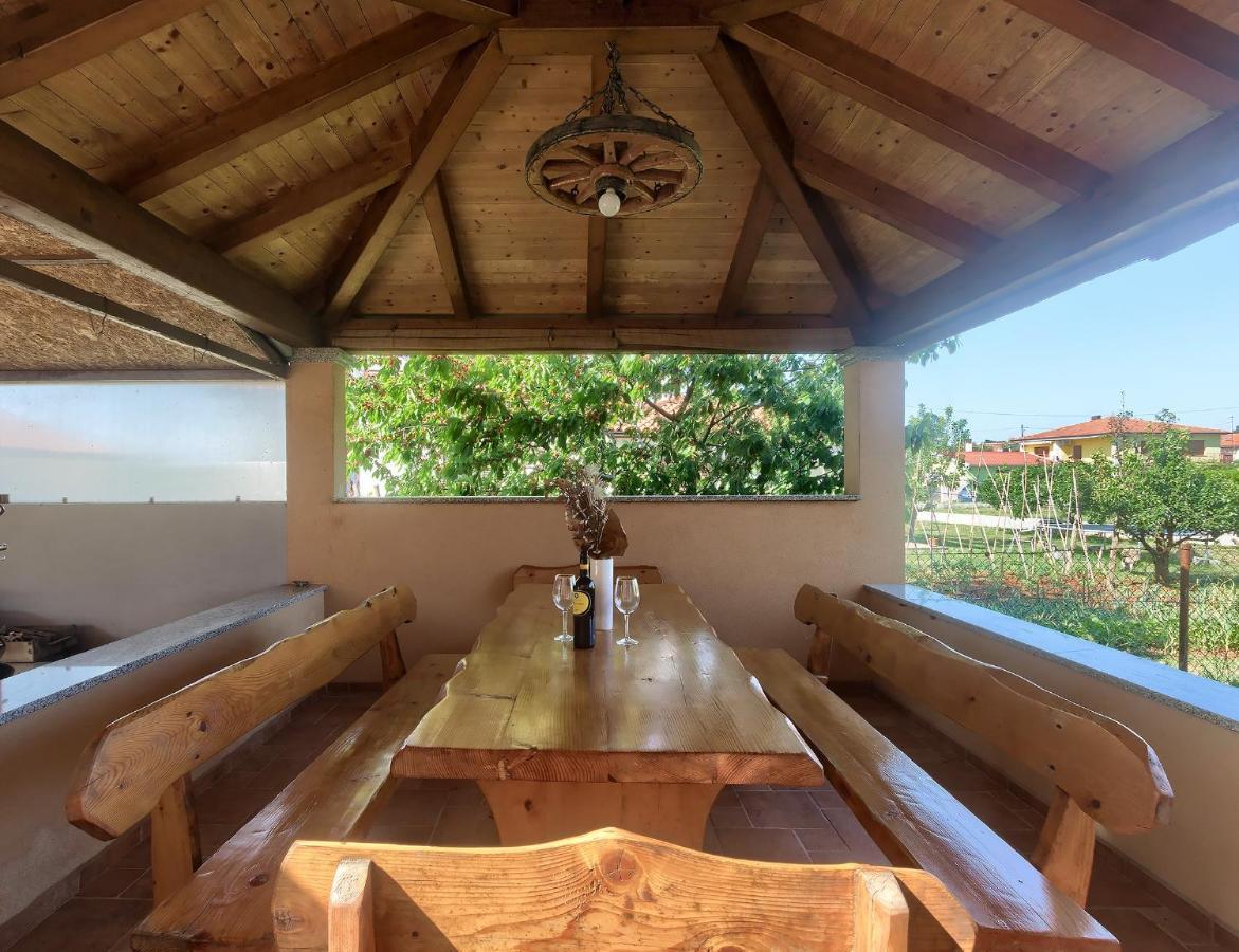 Apartments Ari And Bonnie - Cozy With Roof Terrace Pula Exterior foto