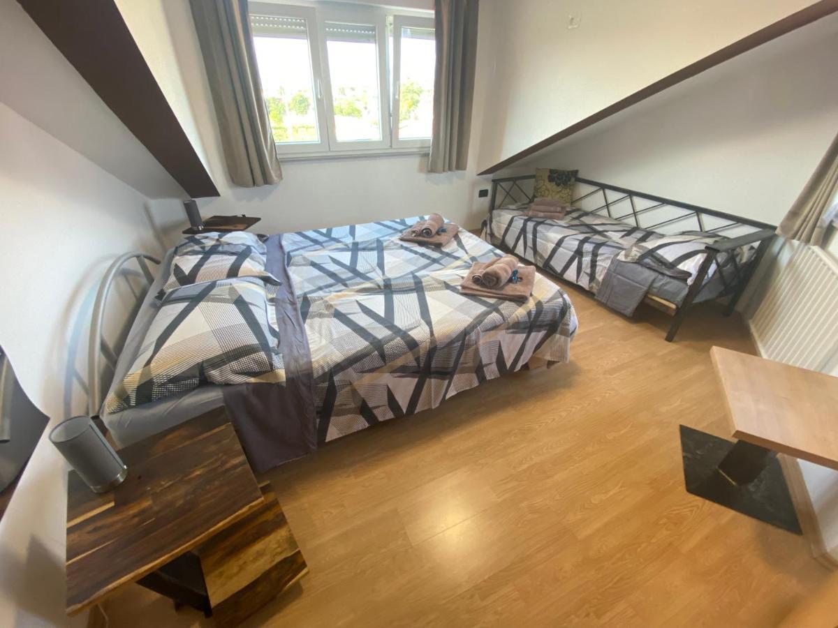 Apartments Ari And Bonnie - Cozy With Roof Terrace Pula Exterior foto